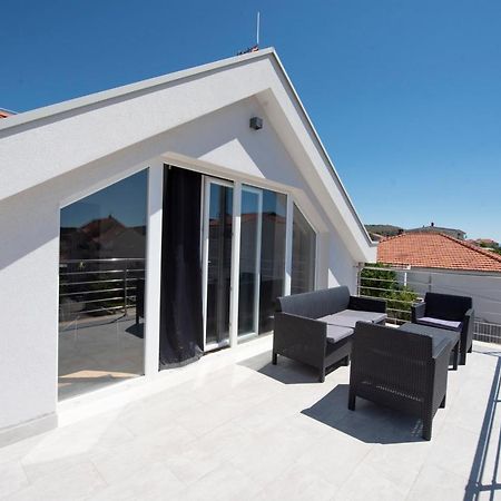 Sunny Attic Apartment With Balcony & Modern City Apartment With Outdoor Area, No Balcony Trogir Exterior photo