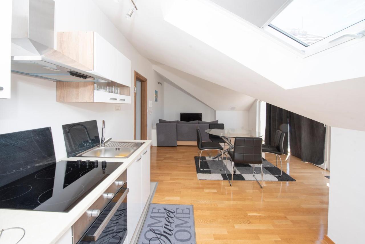 Sunny Attic Apartment With Balcony & Modern City Apartment With Outdoor Area, No Balcony Trogir Exterior photo