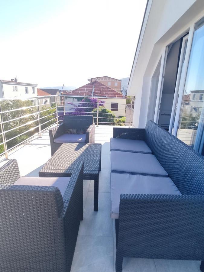 Sunny Attic Apartment With Balcony & Modern City Apartment With Outdoor Area, No Balcony Trogir Exterior photo