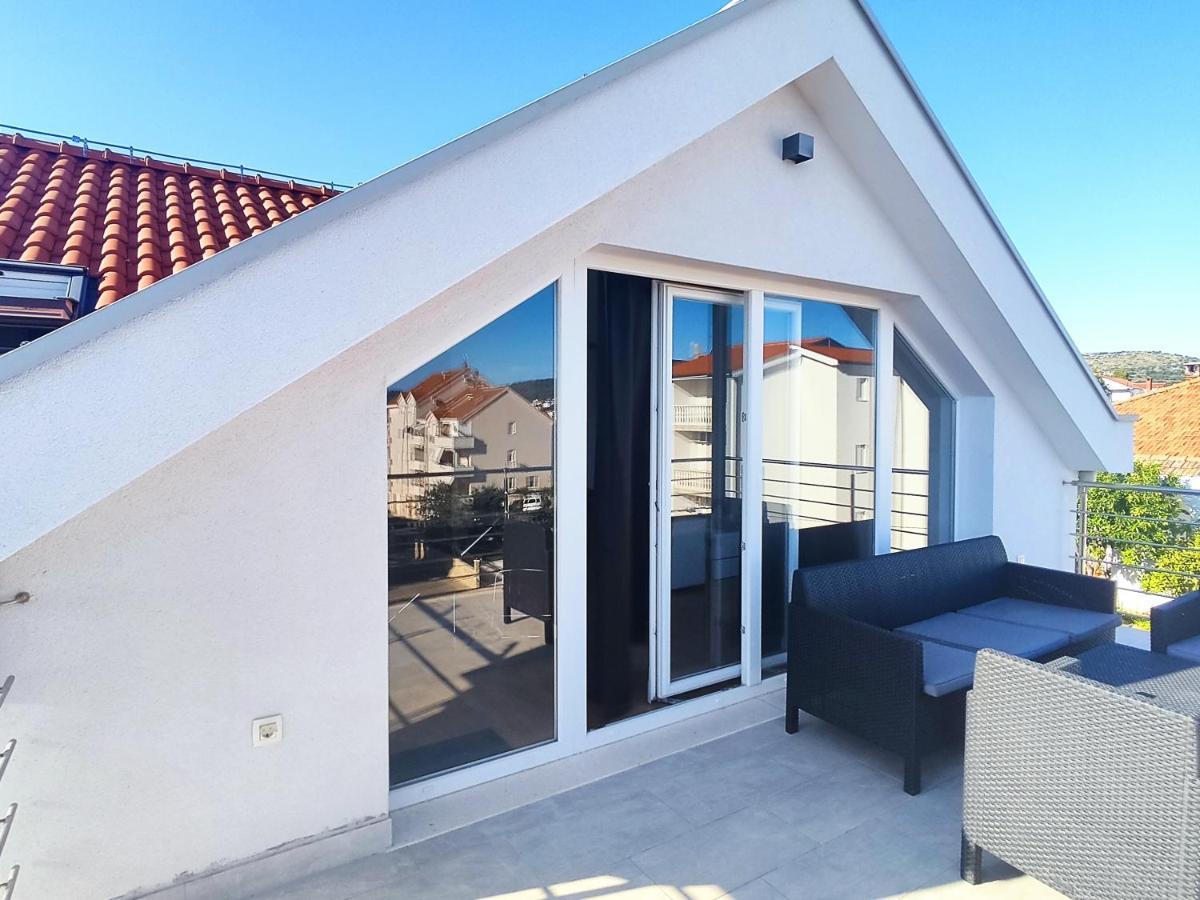 Sunny Attic Apartment With Balcony & Modern City Apartment With Outdoor Area, No Balcony Trogir Exterior photo