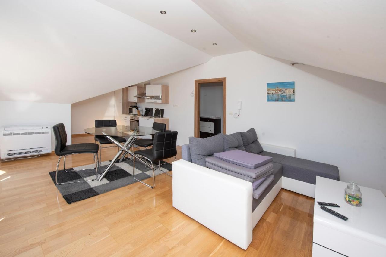 Sunny Attic Apartment With Balcony & Modern City Apartment With Outdoor Area, No Balcony Trogir Exterior photo